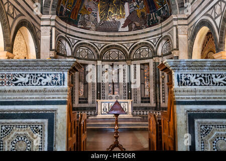 Florenz, Italien - 7. November 2016: Altar der Basilika San Miniato al Monte (St. Minias auf Berg). Dies ist eines der wenigen mittelalterlichen Kirchen in Floren Stockfoto