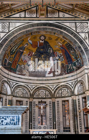 Florenz, Italien - 7. November 2016: Innenraum der Basilika San Miniato al Monte (St. Minias auf Berg). Dies ist eines der wenigen mittelalterlichen Kirchen in Flo Stockfoto