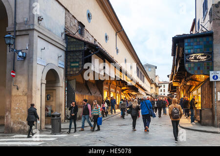 Florenz, Italien - 7. November 2016: die Menschen gehen auf Ponte Vecchio (alte Brücke) in Florenz Stadt. Die Ponte Vecchio ist mittelalterliche Steinbrücke bekannt für s Stockfoto