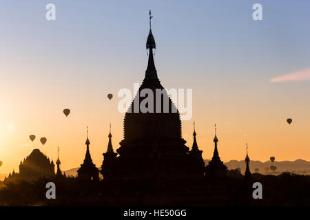 Sonnenaufgang über dem Tempel von Bagan, Myanmar Stockfoto