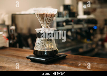 Kochen Kaffee im Glas auf Bartheke. Stockfoto