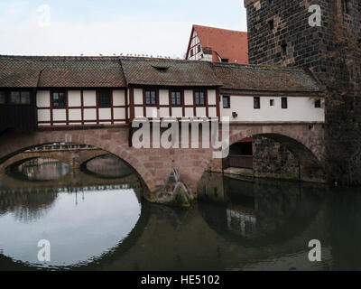 Blick entlang der Pegnitz zum Henkersteg Hangman Holzbrücke Nürnberg Bayern Deutschland EU Stockfoto