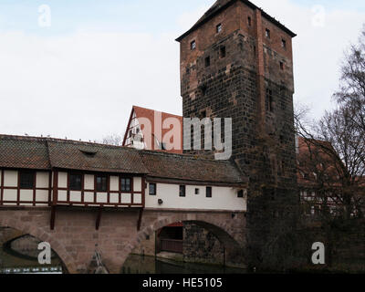 Blick entlang der Pegnitz zum Henkersteg Hangman Holzbrücke Weinstadle und Wasserturm Nürnberg Bayern Deutschland EU Stockfoto