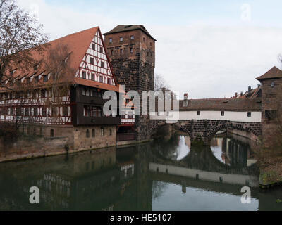 Blick entlang der Pegnitz zum Henkersteg Hangman Holzbrücke Weinstadle und Wasserturm Nürnberg Bayern Deutschland EU Stockfoto