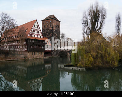 Blick entlang der Pegnitz zum Henkersteg Hangman Holzbrücke Weinstadle und Wasserturm Nürnberg Bayern Deutschland EU Stockfoto