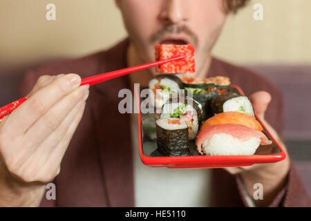 Mann halten die Stäbchen in der hand. Stockfoto