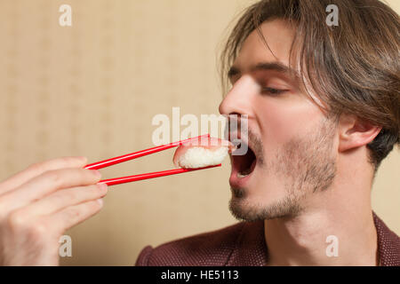 Mann halten die Stäbchen in der hand. Stockfoto