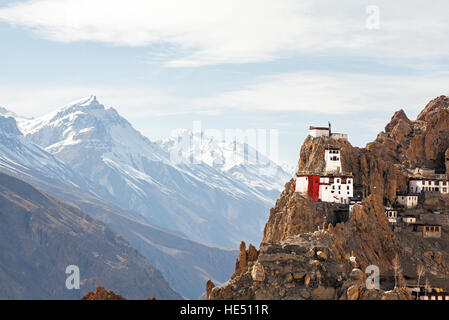 Tibetisch-buddhistischen Kloster Dhankar Gompa (3894 m) auf dem Hintergrund der schneebedeckten Gipfel. Spiti Tal, Himachal Pradesh, Indien. Stockfoto