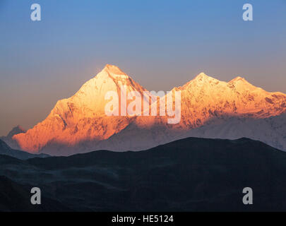 Herrliche Sicht auf die Gipfel der Dhaulagiri (8167 m) bei Sonnenaufgang. Nepal, Himalaya. Stockfoto