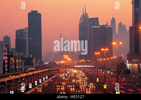 DUBAI, UNITED ARAB EMIRATES - 18. September 2015: schöne Aussicht auf Dubai downtown bei Sonnenuntergang in Dubai, Vereinigte Arabische Emirate am 18. September 2015. Stockfoto