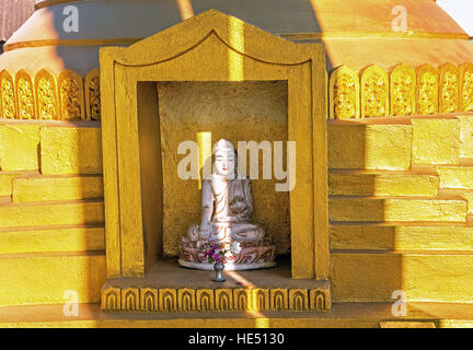 Kleine Figur des Buddha in Kyaikhtiyo Pagode, Golden Rock, Myanmar. Stockfoto