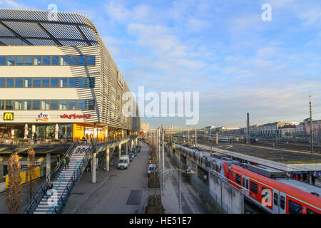 München, München: Zentraler Omnibusbahnhof München (ZOB) (zentraler Busbahnhof, links), Hauptbahnhof (rechts), Oberbayern, Oberbayern, Bayern, Stockfoto