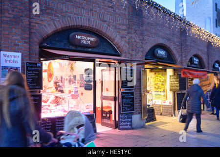 München, München: Butcher Shop Geschäfte am Markt Viktualienmarkt, Weihnachtsdekoration, Oberbayern, Oberbayern, Bayern, Bayern, Deutschland Stockfoto