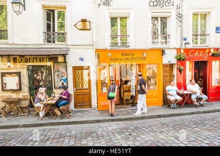 Straßenszene vor Galerie Valerie Valentini und Restaurant chez Marie Stockfoto