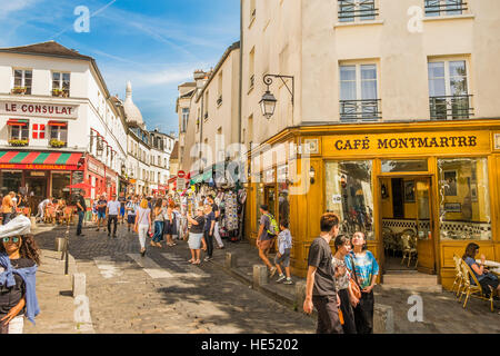 Straßenszene Viertel Montmartre, Touristen zu Fuß hinunter die Straße mit Kopfsteinpflaster Stockfoto