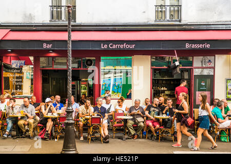Straßenszene vor le Carrefour, Bar, brasserie Stockfoto