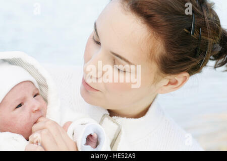 Junge Mutter, 22 Jahre alt, mit Tochter, sechs Wochen alt, im freien Stockfoto