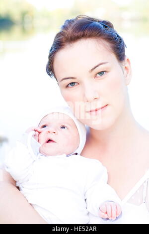Junge Mutter, 22 Jahre alt, mit Tochter, sechs Wochen alt, im freien Stockfoto