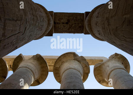 Spalten in die große Säulenhalle, Tempel von Karnak, Luxor, Nil Senke, Ägypten, Afrika Stockfoto