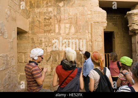 Hieroglyphen in den Tempeln der Medinat Habu oder Haboe, West Bank, Luxor, Nil Senke, Ägypten, Afrika Stockfoto