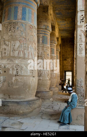 Spalten in der Kolonnade des das später angerufene Gericht mit Hieroglyphen von Ramses III, Medinat Habu oder Haboe, West Bank, Luxor Stockfoto