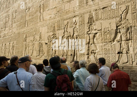 Reisegruppe anhören ihrer Führer, Tempel des Horus, Edfu, Luxor, Nil Senke, Ägypten, Afrika Stockfoto