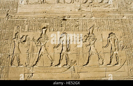Verschiedenen Hieroglyphen, die Darstellung des Sieges von Horus über seinen Onkel Seth, Tempel des Horus, Edfu, Luxor, Nil Senke, Ägypten Stockfoto