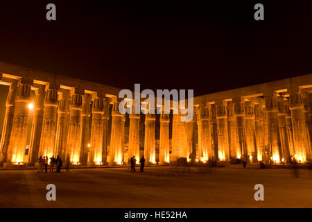 Spalten im Hof von Amenhotep III, Luxor-Tempel bei Nacht, Luxor, Nil Tal, Ägypten, Afrika Stockfoto