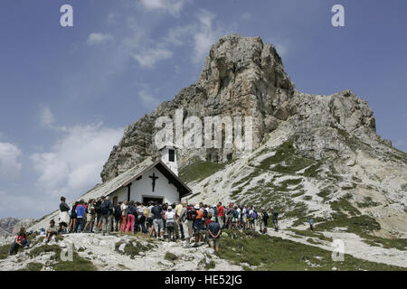 Masse, einer religiösen Zeremonie durchgeführt vor ein Gedenk-Kapelle an den Tre Cime di Lavaredo Bergen Stockfoto