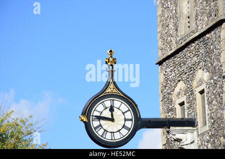 Antike Uhr auf normannischen Turm Stockfoto