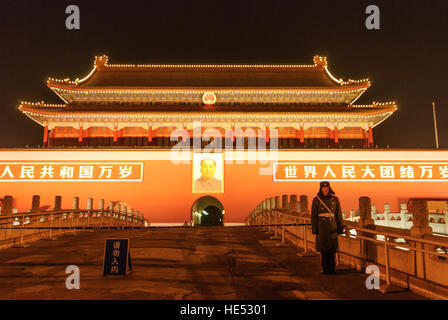 Peking: Platz des himmlischen Friedens; Soldaten vor dem Tor des himmlischen Friedens, Peking, China Stockfoto