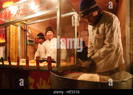 Lanzhou: Imbiss-Stand am Abend, Gansu, China Stockfoto