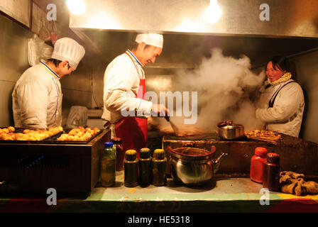 Lanzhou: Imbiss-Stand am Abend, Gansu, China Stockfoto