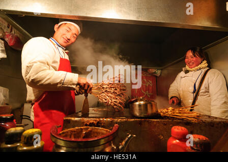 Lanzhou: Speisen stehen am Abend; Squid Fisch am Spieß, Gansu, China Stockfoto