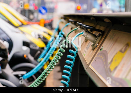 Eine Reihe von Renault Twizy zwei Sitzer Stadtfahrzeuge aufgereiht an einer Ladestation. Stockfoto