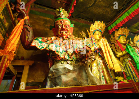 Lhasa: Kloster Sera; Seren Mä - Fakultät; Kapelle mit Sakyamuni Buddha-Statue, bewacht von der Schutzgott Tamdrin (Herr rot), Tibet, China Stockfoto