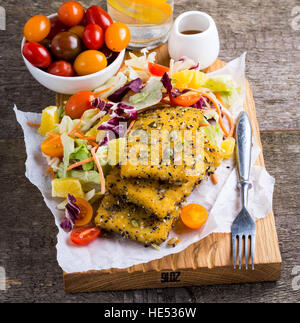 Gebratene Fischstäbchen mit frischem Gemüse Stockfoto