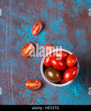 Frische rote Kirschtomaten, geschossen von oben Stockfoto