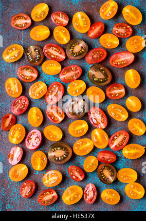 Cherry Tomaten schneiden mehrere in verschiedenen Farben Stockfoto