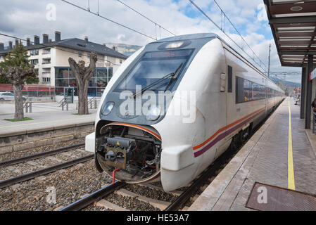 El Escorial, Spanien - 13. Dezember 2016 - Renfe S-598 Mittelstrecke Zug in Bewegung, die Ankunft am Bahnhof. Stockfoto