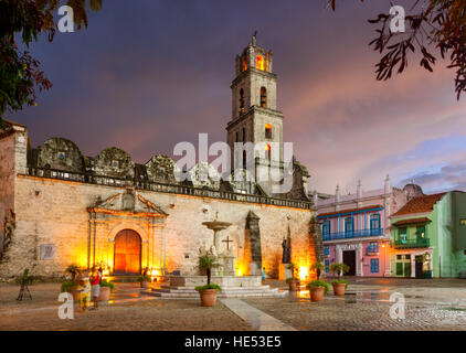 Der Abenddämmerung Basilica Menor de San Francisco de Asis in Plaza de San Francisco an. Alt-Havanna, Kuba. Stockfoto