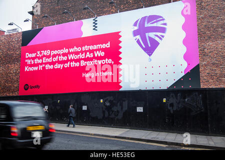 „Hang in there“ Spotify-Banner The day of the Brexit Vote“-Straßenplakat im Stadtzentrum, Manchester, Großbritannien, EU, Europa. Stockfoto