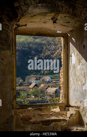 Dorf durch ein Fenster Stockfoto