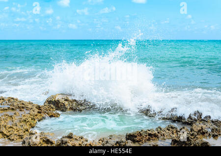 Meer Wasser spritzt auf Felsen und bilden ein natürliches Becken in der Mitte des Bildes Stockfoto