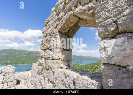 Der Blick aus dem Fenster in die Mauern von Ston, die Mauer zwischen Ston und Mali Ston in Kroatien, Blick über die Bucht von Mali Ston. Stockfoto