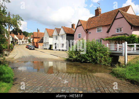 Ford im Fluss auf der anderen Straßenseite im Dorf Kersey in Constable Land Suffolk England Stockfoto