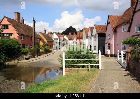 Ford im Fluss auf der anderen Straßenseite im Dorf Kersey in Constable Land Suffolk England Stockfoto