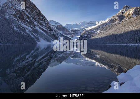 Der Victoria Glacier Mountain Peak spiegelt sich im ruhigen Wasser von Lake Louise wider. Landschaftlich Reizvolle Banff National Park Landschaft, Kanadische Rocky Mountains Stockfoto