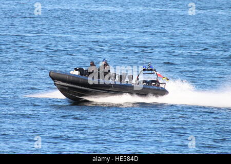 Ein Ministerium der Verteidigung Polizei RHIB (oder RIB) bietet Begleitung und Überwachung Aufgaben während der Übung Joint Warrior 16-2. Stockfoto