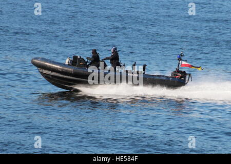 Ein Ministerium der Verteidigung Polizei RHIB (oder RIB) bietet Begleitung und Überwachung Aufgaben während der Übung Joint Warrior 16-2. Stockfoto